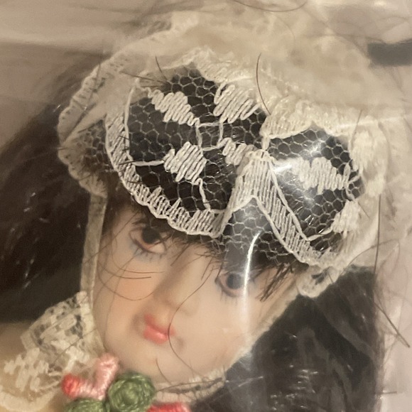 Vintage 6.5" Porcelain Doll Beige Velvet Dress Ivory Lace Trim Bonnet Gorham - Picture 10 of 13